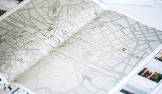 2013年に創業から30周年を迎えたことを記念して発行されたカタログ。著名人からのコメントやパオロ・ヴラニエスの家を紹介した特集記事など、ブランドの世界観を知ることができる。写真は「ドットール・ヴラニエス」が生まれたフィレンツェの街を紹介した記事。