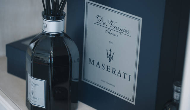 このルームフレグランスは、オレンジやバジルの爽やかなトップノートから始まり、柑橘フルーツのリッツァクベバやランベンダーの香りに移行。ラストノートは、レザーやサンダルウッド、ムスクなど、エレガントで力強い男性的な香りに仕上がっている。