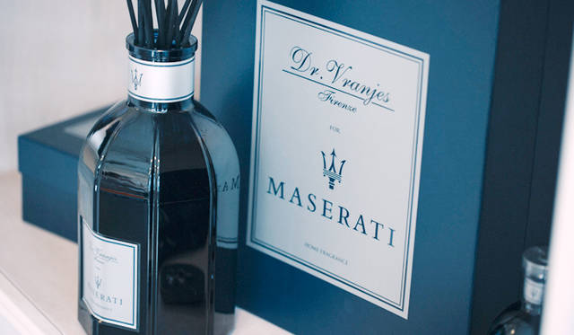 このルームフレグランスは、オレンジやバジルの爽やかなトップノートから始まり、柑橘フルーツのリッツァクベバやランベンダーの香りに移行。ラストノートは、レザーやサンダルウッド、ムスクなど、エレガントで力強い男性的な香りに仕上がっている。