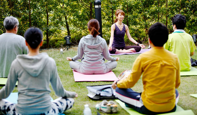 森和世氏によるヨガレッスン