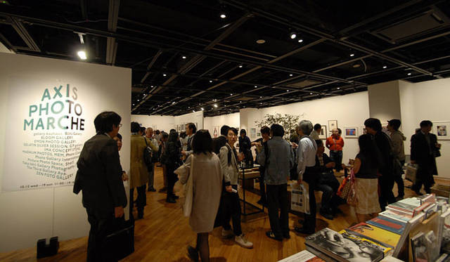 <strong>AXIS GALLERY｜アクシスギャラリー</strong><br />「AXIS PHOTO MARCHE 2（AXIS フォトマルシェ 2）」　昨年開催された「AXIS フォトマルシェ」会場の様子