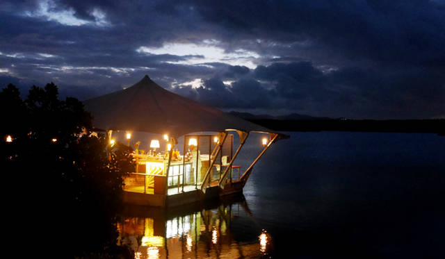 ゴルフコースだけでなく、マングローブの入江の立地を生かした水辺に浮かぶユニークなバーも