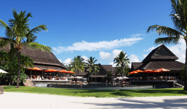 ゴルフリゾートを象徴する風景がル・プリンス・モーリスにはある。なんとホテルのエントランス前には、アプローチ練習グリーンが広がっているのだ