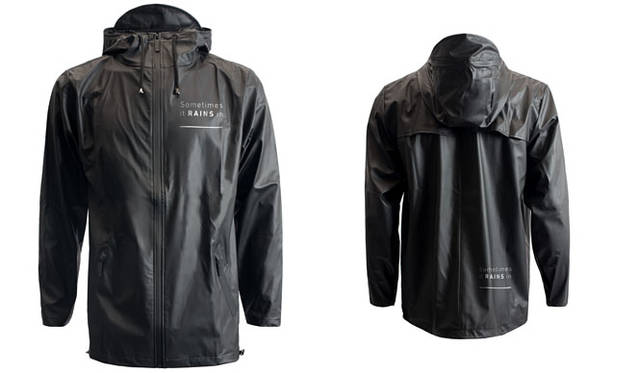 <strong>RAINS｜レインズ</strong><br />1の写真と同じブルゾン「2015 sometimes it RAINS in JAPAN LIMITED MODEL」1万3500円