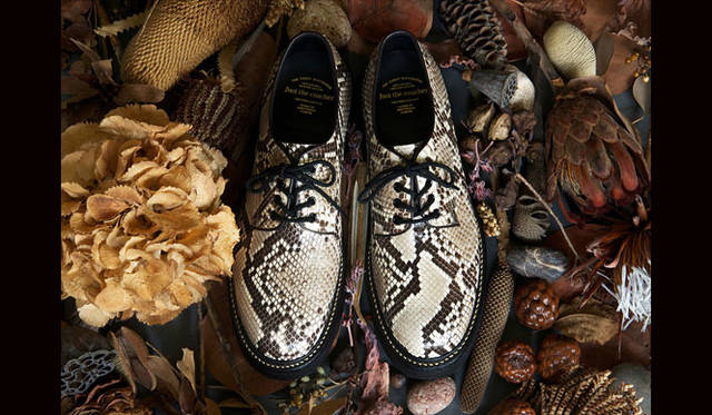 <strong>AUTHENTIC SHOE & Co.｜オーセンティック シュー＆コー</strong><br /><strong>foot the coacher : HARDER（PYTHON）</strong>　定番モデル「HARDER」をベースに、ツヤ加工をほどこしたニシキヘビの皮革を使用。菱形の鱗（うろこ）をもつニシキヘビは通称ダイヤモンドパイソンと呼ばれ、規則的に並んだ鱗が美しい模様を作り出している。ニシキヘビのなかでも希少な革を使うため、すべて一点ものとなる。foot the coacher「HARDER」9万2880円