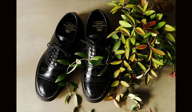 <strong>AUTHENTIC SHOE & Co.｜オーセンティック シュー＆コー</strong><br /><strong>foot the coacher : SEMI BROGUE SHOES（RUBBER SOLE）</strong>　細部までほどこされたデザインが特徴のセミブローグシューズ。つま先や甲にほどこされたパーフォレーションは、穴飾りのサイズに強弱をつけ優美なデザインを表現。クラシカルなアッパーのデザインに、天然クレープと軽量なEVAで構成されたラバーソールを合わせている。foot the coacher「SEMI BROGUE SHOES（RUBBER SOLE）」6万6960円