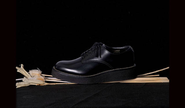 <strong>AUTHENTIC SHOE & Co.｜オーセンティック シュー＆コー</strong><br /><strong>foot the coacher : SERVICEMAN SHOES（RUBBER SOLE）</strong>　第二次大戦中、軍の支給品として各国に広まったサービスマンシューズをラバーソールにアレンジ。クッション性に優れた天然クレープと軽量なEVAを合わせることで、ベーシックなデザインに優れた履き心地をプラス。主張がありながらも時代の変化に流されないシンプルなデザインに仕上がっている。foot the coacher「SERVICEMAN SHOES（RUBBER SOLE）」6万4800円