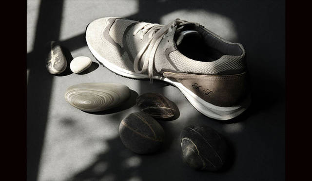 <strong>AUTHENTIC SHOE & Co.｜オーセンティック シュー＆コー</strong><br /><strong>foot the coacher : ＜F.A.S.t.＞ front lace. </strong>　foot the coacherと「TAKAHIROMIYASHITATheSoloIst.」によるコラボレーションモデルが登場。2作目となる本作は、スニーカー用に作られたビブラムソールを使用したランニングシューズのスタイル。切り返しのデザインや素材使いなど、シンプルなデザインのなかにディテールへのこだわりが見える。細やかで美しい仕上がりは国産ならでは。foot the coacher「＜F.A.S.t.＞ front lace.」3万9960円