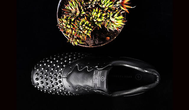 <strong>AUTHENTIC SHOE & Co.｜オーセンティック シュー＆コー</strong><br /><strong>SPECTUSSHOECO. : STUDDED LACELESS SYSTEM</strong>　ローファーやオペラシューズなどのスリッポンタイプの構造を落とし込み、スニーカーから紐を排除した、革靴のフォルムと新素材のバランスからなるレースレスの仕様。かかと周りや甲、インソールに配された高反発の新素材クッションが足を柔らかく包み込み、踏まずから先にかけては革靴のようなシャープなフィット感になっている。ソールにはイタリア・ヴィブラム社の「FRISCO」を採用。ライニングには、しなやかで伸縮性に富んだゴードレザーを使用することで、優れた履き心地を実現した。SPECTUSSHOECO.「STUDDED LACELESS SYSTEM」4万9680円