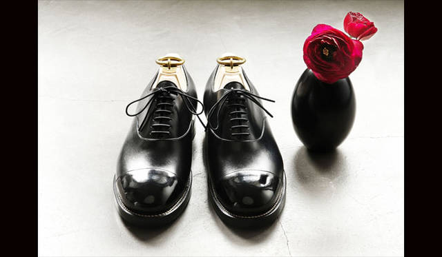 <strong>AUTHENTIC SHOE & Co.｜オーセンティック シュー＆コー</strong><br /><strong>AUTHENTIC SHOE&Co. : MOLTON</strong>　高品質なカーフレザーの産地として名高いドイツのタンナー「ワインハイマー社」製のボックスカーフを使用したストレートチップシューズ。ミニマルなデザインを追求したラストを用いた、アンティークシューズを彷彿とさせるドレスシューズ。AUTHENTIC SHOE&Co.「MOLTON」9万2880円