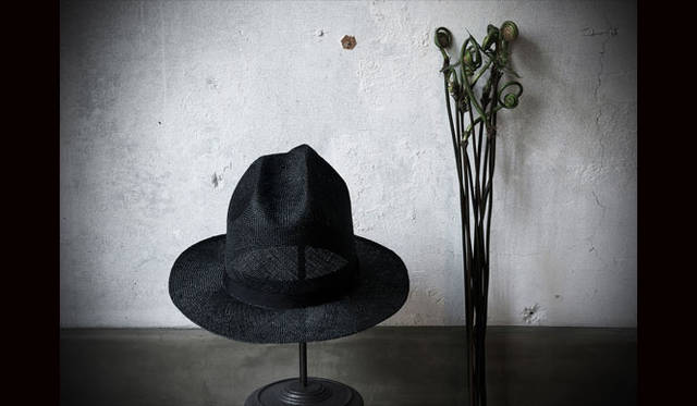 <strong>AUTHENTIC SHOE & Co.｜オーセンティック シュー＆コー</strong><br /><strong>foot the coacher accessory : MOUNTAIN HAT</strong>　今季のテーマ “GENTRY KOUNTRYMANN” の象徴となるアイテムは、マウンテンハットをモチーフに、ジェントルマンスタイルにアレンジ。複雑な曲線をもつトップの形状は工場で生産されるハットとは違い、ひとつひとつ職人の手によって形作られている。foot the coacherが提案するハンドメイドの上品なマウンテンハット。foot the coacher accessory「MOUNTAIN HAT」3万240円