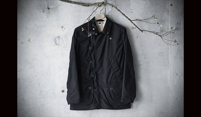 <strong>AUTHENTIC SHOE & Co.｜オーセンティック シュー＆コー</strong><br /><strong>foot the coacher accessory : RESISTANT JACKET</strong>　ハンティングジャケットをモチーフに製作。英国の老舗ファブリックメーカー「Millerain（ミラレイン）」社のオイルドコットンを採用し、生地表面にコーディングがほどこされ、防風、防汚、防水効果に優れている。ヘリンボーンのコットンは、Paraffin（パラフィン）加工をほどこした生地を採用。撥水性があり、強度に優れ、使い込むほどに柔らかくなじみ、表面の蝋（ろう）が風合いを増していく。foot the coacher accessory「RESISTANT JACKET」8万4240円