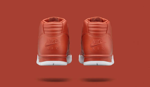 <strong>NikeLab｜ナイキラボ</strong><br />「NIKECOURT AIR TRAINER 1 MID × FRAGMENT」1万7280円