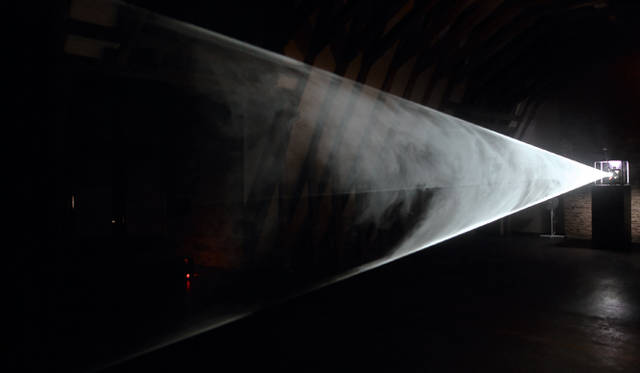 アンソニー・マッコール『円錐を描く線』 1973年 映像インスタレーション サイズ可変 展示風景：ロシュシュアール現代美術館、2007年 撮影：Freddy Le Saux *参考図版