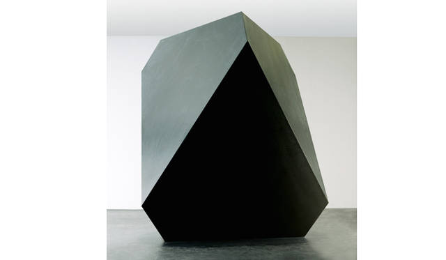 カールステン・ニコライ『アンチ』 2004年 ポリプロピレン製軽量構造体、サウンドモジュール、テルミン・モジュール、トランスデューサー、アンプ、光吸収塗料<br>300 x 255 x 255 cm<br>展示風景：シルン美術館、フランクフルト／マイン、2005年 撮影：Uwe Walter Courtesy: Galerie EIGEN + ART, Berlin / Leipzig and The Pace Gallery