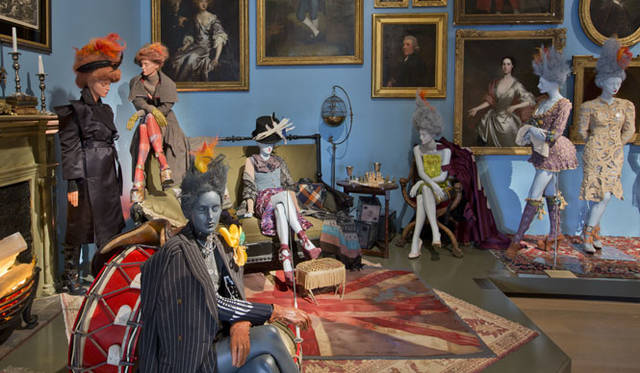 <strong>Vivienne Westwood｜ヴィヴィアン・ウエストウッド</strong><br />ヴィヴィアン・ウエストウッド「Dress Up Story - 1990 Until Now」特別展