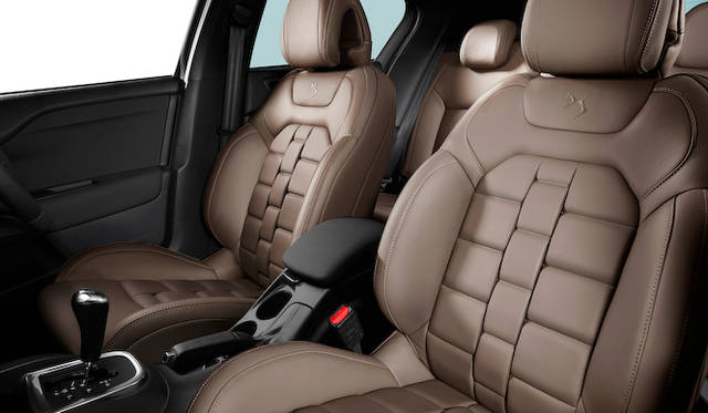 ウォッチストラップデザインのクラブレザーシートは、キセノン パッケージにオプション設定