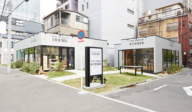 <strong>URBAN RESEARCH DOORS｜アーバン リサーチ ドアーズ</strong><br />左／「URBAN RESEARCH DOORS（アーバン リサーチ ドアーズ）虎ノ門店」、右／カフェダイナー「TINY GARDEN KITCHEN （タイニー ガーデン キッチン）虎ノ門店」