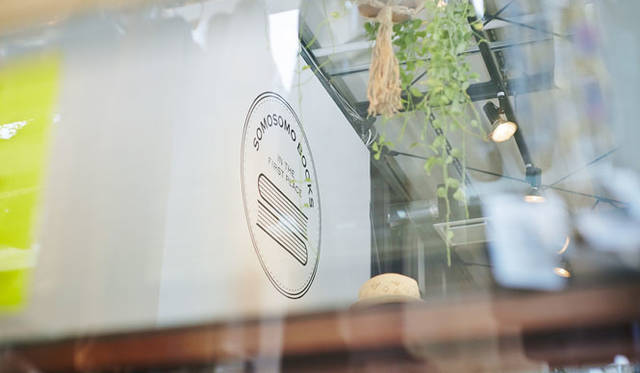 <strong>URBAN RESEARCH DOORS｜アーバン リサーチ ドアーズ</strong><br />「URBAN RESEARCH DOORS（アーバン リサーチ ドアーズ）虎ノ門店」内の「SOMOSOMO BOOKS（そもそも ブックス）」