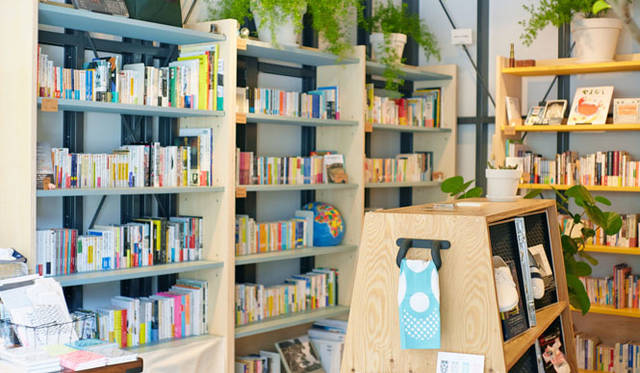 <strong>URBAN RESEARCH DOORS｜アーバン リサーチ ドアーズ</strong><br />「URBAN RESEARCH DOORS（アーバン リサーチ ドアーズ）虎ノ門店」内の「SOMOSOMO BOOKS（そもそも ブックス）」