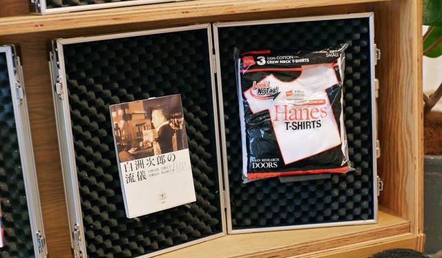 <strong>URBAN RESEARCH DOORS｜アーバン リサーチ ドアーズ</strong><br />「URBAN RESEARCH DOORS（アーバン リサーチ ドアーズ）虎ノ門店」内の「SOMOSOMO BOOKS（そもそも ブックス）」