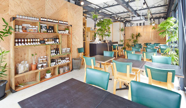 <strong>URBAN RESEARCH DOORS｜アーバン リサーチ ドアーズ</strong><br />「URBAN RESEARCH DOORS（アーバン リサーチ ドアーズ）虎ノ門店」に隣接したカフェダイナー「TINY GARDEN KITCHEN （タイニー ガーデン キッチン）虎ノ門店」