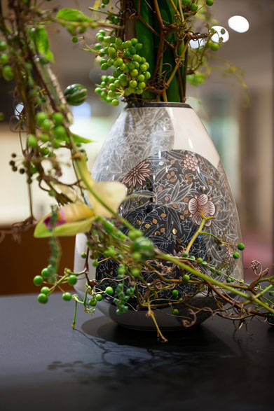 <strong>三越日本橋本店</strong><br />「第43回 伝統工芸陶芸部会展」　今泉今右衛門×ニコライ・バーグマン「色絵雪花墨色墨はじき花更紗文花瓶」