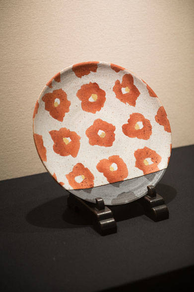 <strong>日本橋三越本店</strong><br />「第43回 伝統工芸陶芸部会展」　『「花文皿」椿』 望月集