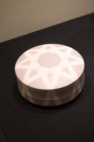 <strong>日本橋三越本店</strong><br />「第43回 伝統工芸陶芸部会展」　彩色正燕子蓋物 小山耕一