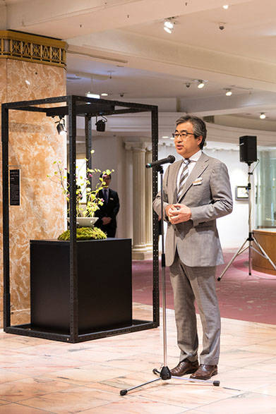 <strong>日本橋三越本店</strong><br />「第43回 伝統工芸陶芸部会展」　日本橋三越本店長　中陽次氏