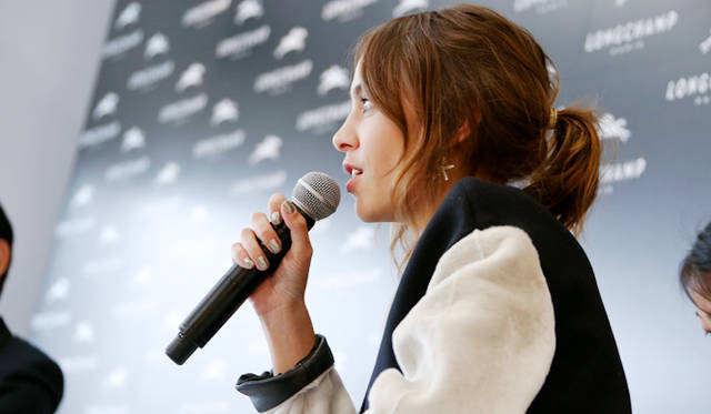 ファッションのみならず、ヘアスタイルやメイクまで注目のアレクサ・チャン