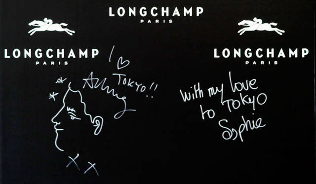 アレクサとソフィーのサイン