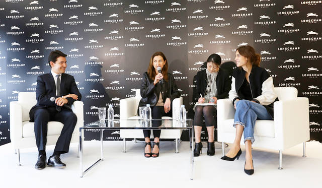 ファッション誌だけでなく、テレビカメラなど多くの報道陣がつめかけた会見