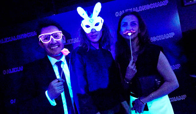 パーティでおどける３人