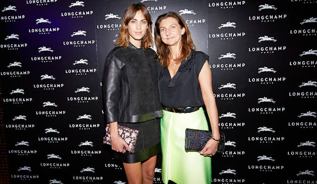 朝の会見とはかわって、セットアップスタイルを披露