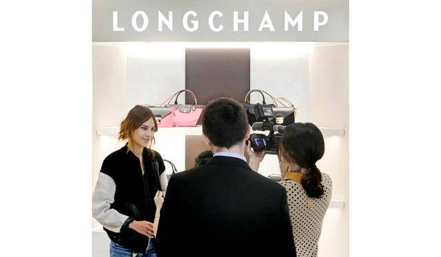 テレビの取材に応えるアレクサ・チャン