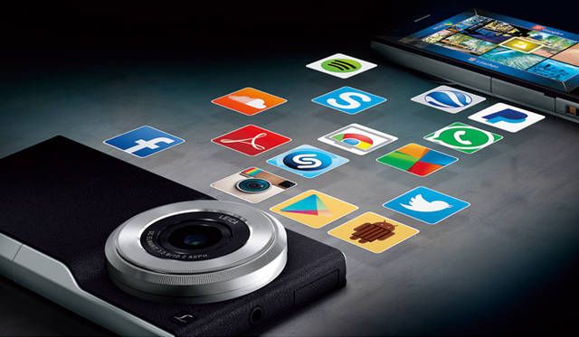 パナソニック「LUMIX CM1」。OSにAndroid 4.4を採用。スマートフォンのように使うことができる<<br><br> strong>パナソニック LUMIX ご相談窓口</strong><br /> Tel. 0120-878-638<br />http://panasonic.jp/<br />