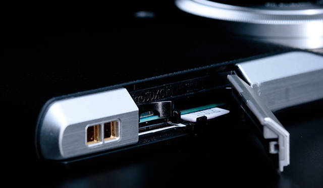 パナソニック「LUMIX CM1」。SIMロックフリーで通信事業者を問わず、マイクロSIMカードであればモバイルネットワークが利用できる<<br><br> strong>パナソニック LUMIX ご相談窓口</strong><br /> Tel. 0120-878-638<br />http://panasonic.jp/<br />