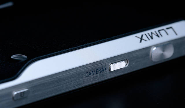 パナソニック「LUMIX CM1」。本体側面の「Camera」スイッチでカメラとAndroidを切り替えることができる。スイッチをスライドさせるだけですぐにカメラ機能が使える<<br><br> strong>パナソニック LUMIX ご相談窓口</strong><br /> Tel. 0120-878-638<br />http://panasonic.jp/<br />