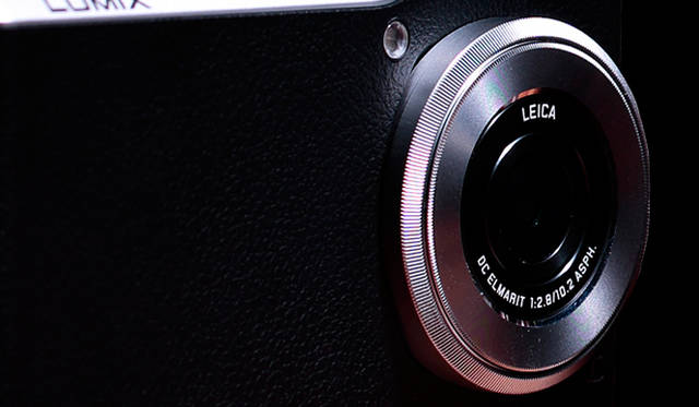 パナソニック「LUMIX CM1」。レンズのまわりを回転させてフルマニュアルで撮影ができる<<br><br> strong>パナソニック LUMIX ご相談窓口</strong><br /> Tel. 0120-878-638<br />http://panasonic.jp/<br />