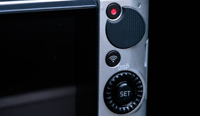 カシオ計算機「EX-ZR1600」。背面の無線ボタンを押すと簡単にペアリングができる<br><br> <strong>カシオ計算機 お客様相談室</strong><br /> Tel. 03-5334-4611<br />http://casio.jp/<br />