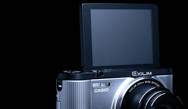 カシオ計算機「EX-ZR1600」180度回転するチルト液晶は自分撮りに最適<br><br> <strong>カシオ計算機 お客様相談室</strong> <br /> Tel. 03-5334-4611<br /> http://casio.jp/<br />