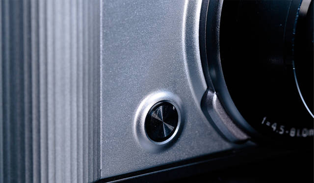 カシオ計算機「EX-ZR1600」。フロントシャッターを搭載<br><br> <strong>カシオ計算機 お客様相談室</strong> <br /> Tel. 03-5334-4611<br /> http://casio.jp/<br />