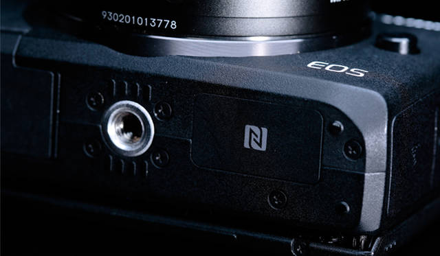 キヤノン「EOS M3」。NFC接続に対応する<br><br> <strong>キヤノンお客様相談センター</strong> <br />Tel. 050-555-90002<br />http://canon.jp/<br />