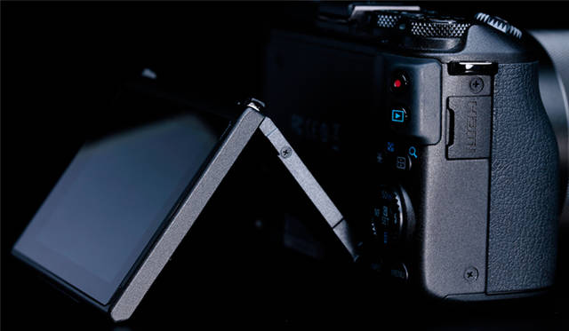 キヤノン「EOS M3」。バリアングル液晶を備え、ローアングルの撮影などに便利<br><br> <strong>キヤノンお客様相談センター</strong><br /> Tel. 050-555-90002<br />http://canon.jp/<br />