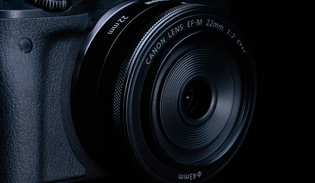 キヤノン「EOS M3」。ダブルレンズキットには、EF-M22mm F2 STMも付属。レンズ交換が楽しめる<br><br> <strong>キヤノンお客様相談センター</strong><br /> Tel. 050-555-90002<br />http://canon.jp/<br />