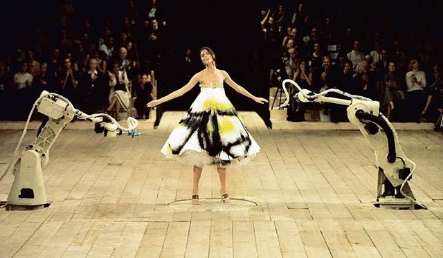Spray painted dress Artist: Alexander McQueen Date: No 13, S/S 1999 Credit line: Model: Shalom Harlow represented by dna model management New York, Image: Catwalking