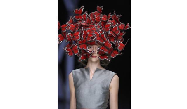 Butterfly headdress of hand-painted turkey feathers  Artist: Philip Treacy for Alexander McQueen Date: La Dame Bleue,S/S 2008 Credit line: Model: Alana Zimmer, © Anthea Simms Special terms: None