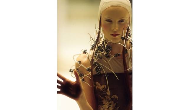 Tahitian pearl and silver neckpiece Artist: Shaun Leane for Alexander McQueen Date: Voss, S/S 2001 Credit line: Model: Karen Elson, © Anthea Simms