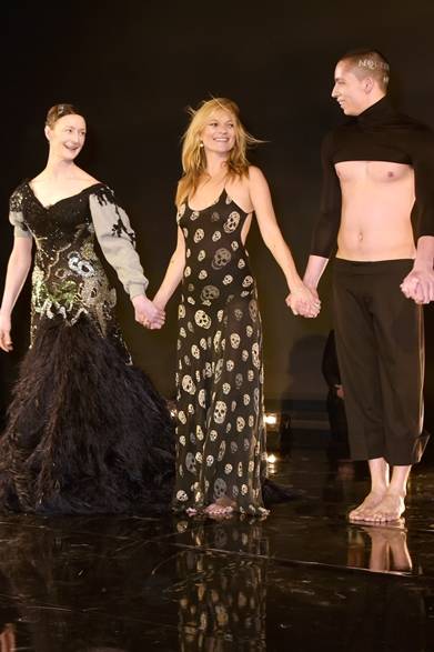 ケイト・モスとダンサーたち